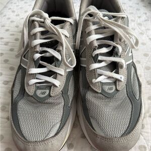 New Balance Gray and White 990 shoes perfect shape! Barely used